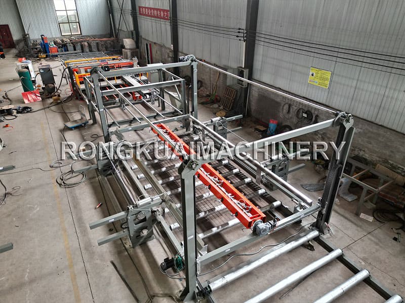 Système automatique d'empilage et de retournement de treillis - usine britannique Ligne de soudure de grillage entièrement automatique avec système intégré de retournement et d'empilage installée dans une usine au Royaume-Uni pour un nouveau fabricant